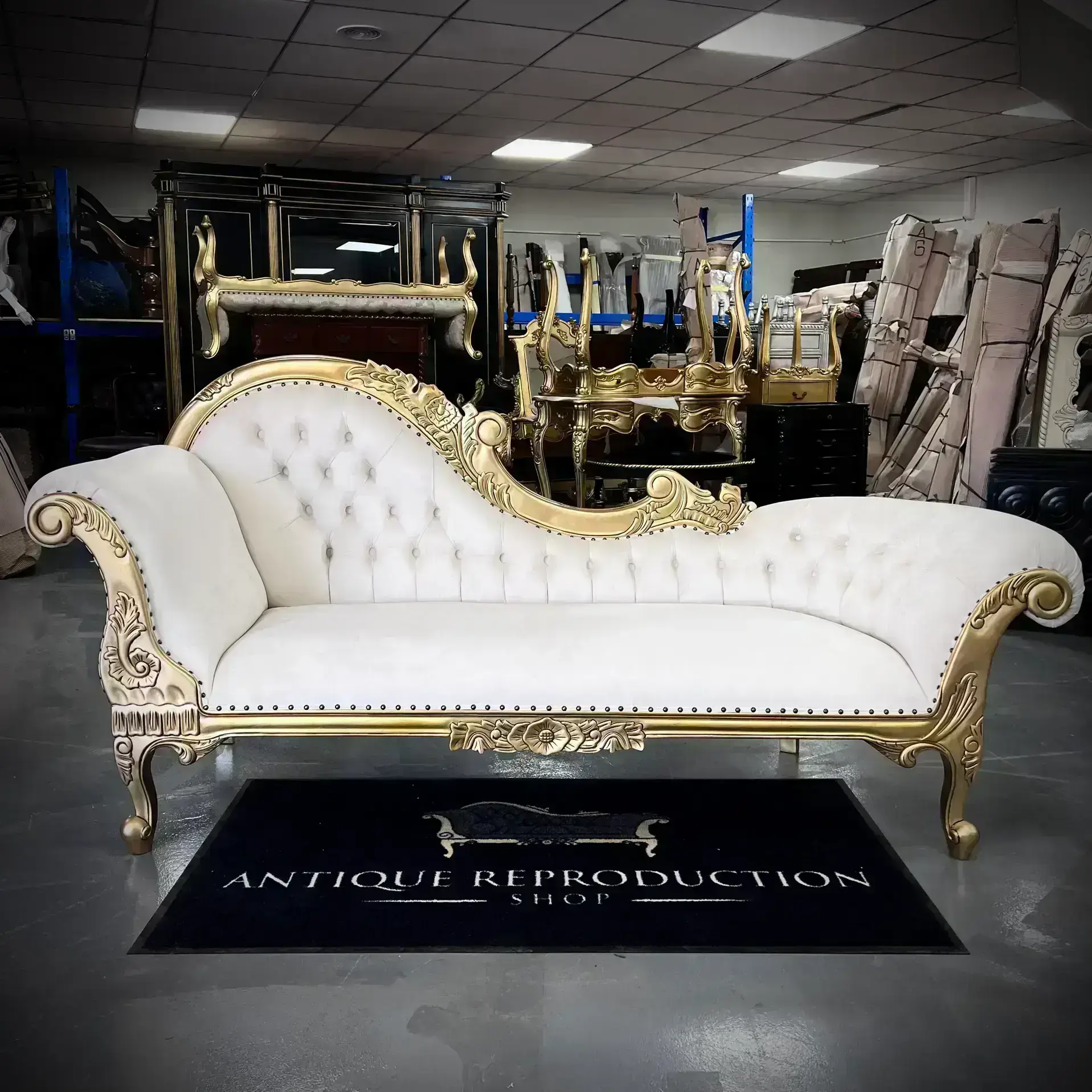 Living Room Old Chaise Lounge Victorian-Style Chaise Lounge